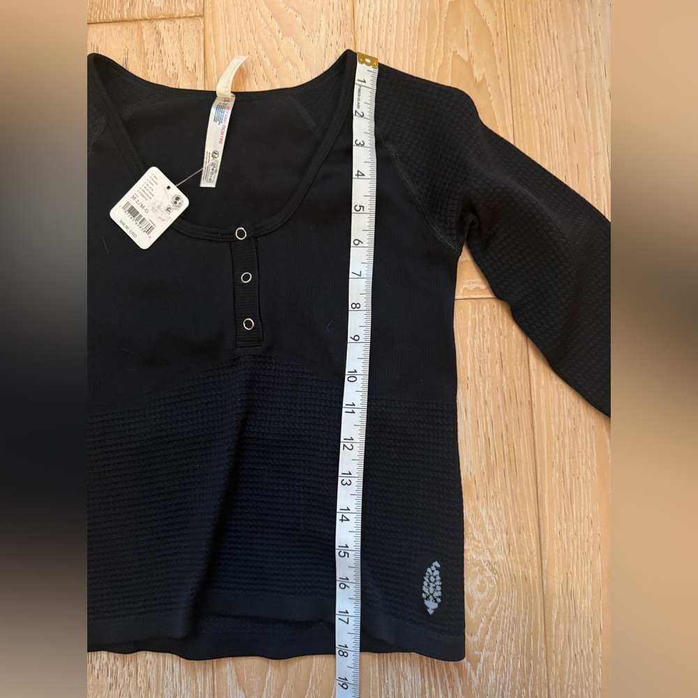 FREE PEOPLE Women Long Sleeve Henley Back Cutout Athleisure‎ Seamless M/L - Picture 5 of 7